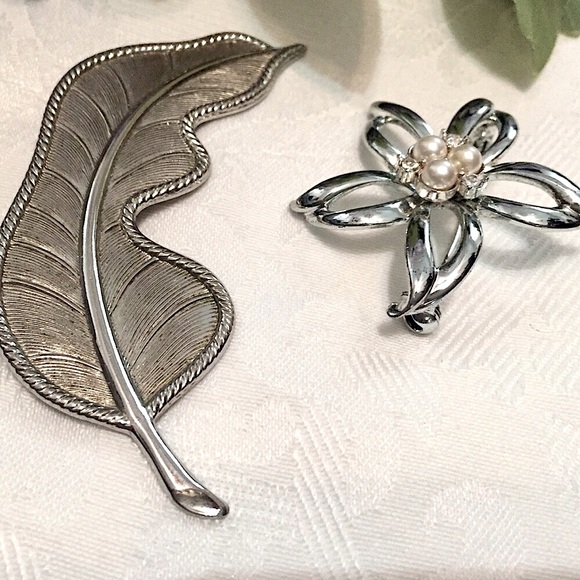 2 Vintage Silver Leaf & Flower w/Pearl Brooches - Picture 4 of 13